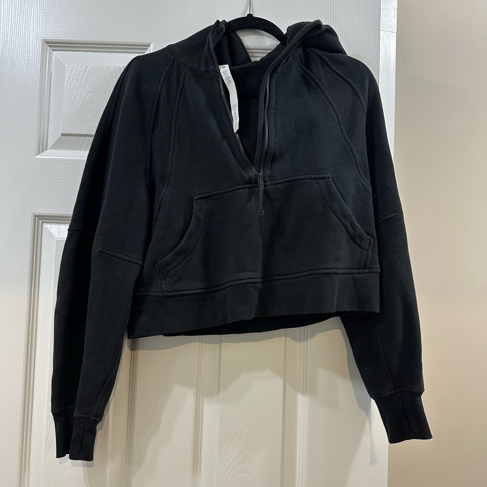 Black Women's Lululemon cropped scuba